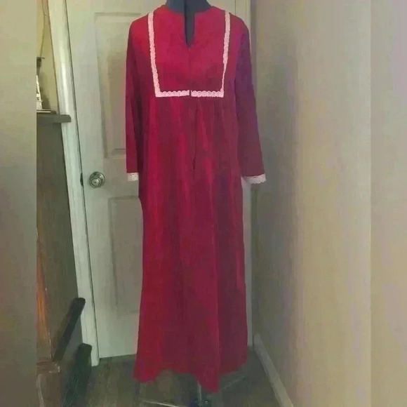 VTG PLAZA 9 RED VELVET WHITE LACE HOUSECOAT BEST FITS L-XL - Picture 1 of 7